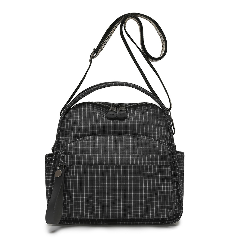 Crossbody torba za svakodnevnu upotrebu, kompaktna vodoravna kvadratna forma; materijal: Oxford platno; zatvaranje: zatvarač; unutarnji pretinci: pretinac sa zatvaračem i pretinac za mobitel; podstava: poliester.