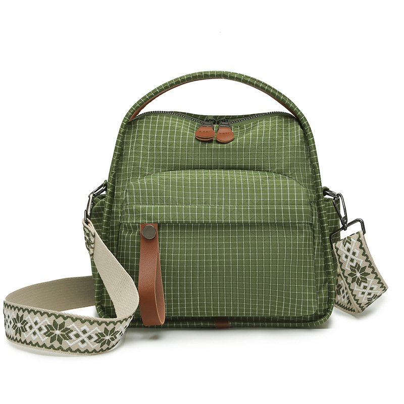 Crossbody torba za svakodnevnu upotrebu, kompaktna vodoravna kvadratna forma; materijal: Oxford platno; zatvaranje: zatvarač; unutarnji pretinci: pretinac sa zatvaračem i pretinac za mobitel; podstava: poliester.