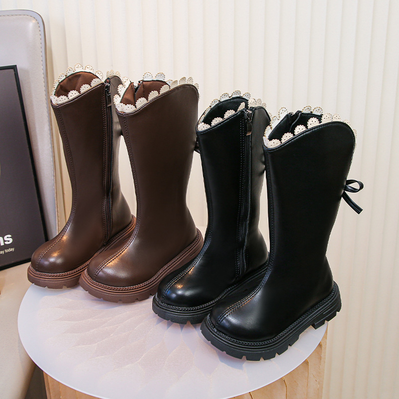 Lányoknak készült magas szárú divatbakancs, műbőr felsőrészel, oldalsó cipzár, gumírozott talp