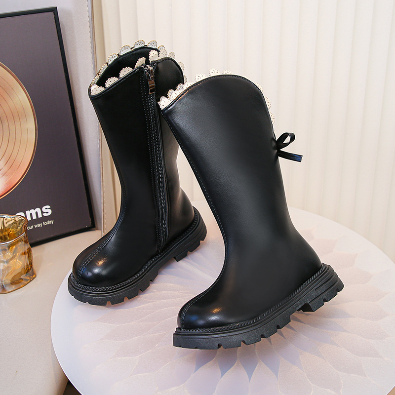 Lányoknak készült magas szárú divatbakancs, műbőr felsőrészel, oldalsó cipzár, gumírozott talp