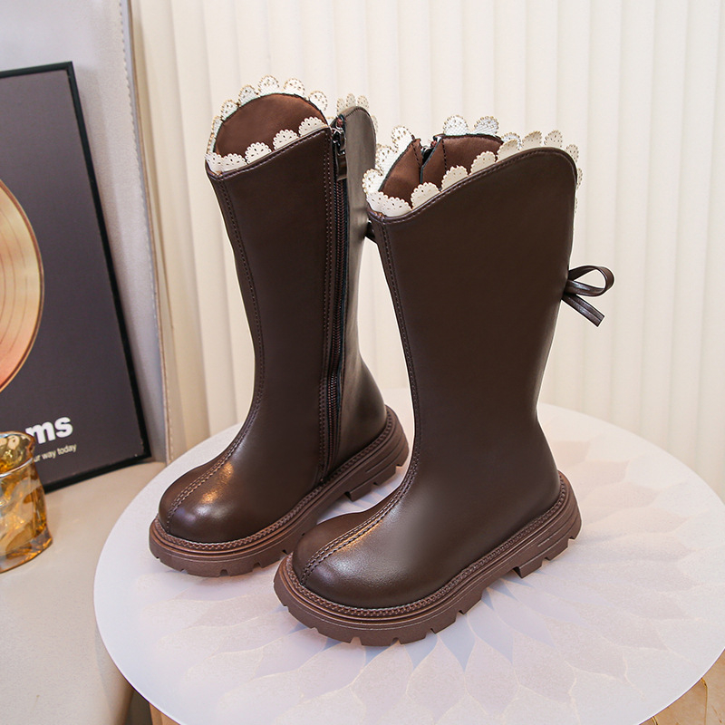 Lányoknak készült magas szárú divatbakancs, műbőr felsőrészel, oldalsó cipzár, gumírozott talp