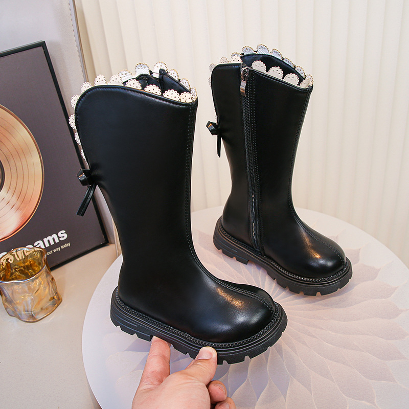 Lányoknak készült magas szárú divatbakancs, műbőr felsőrészel, oldalsó cipzár, gumírozott talp