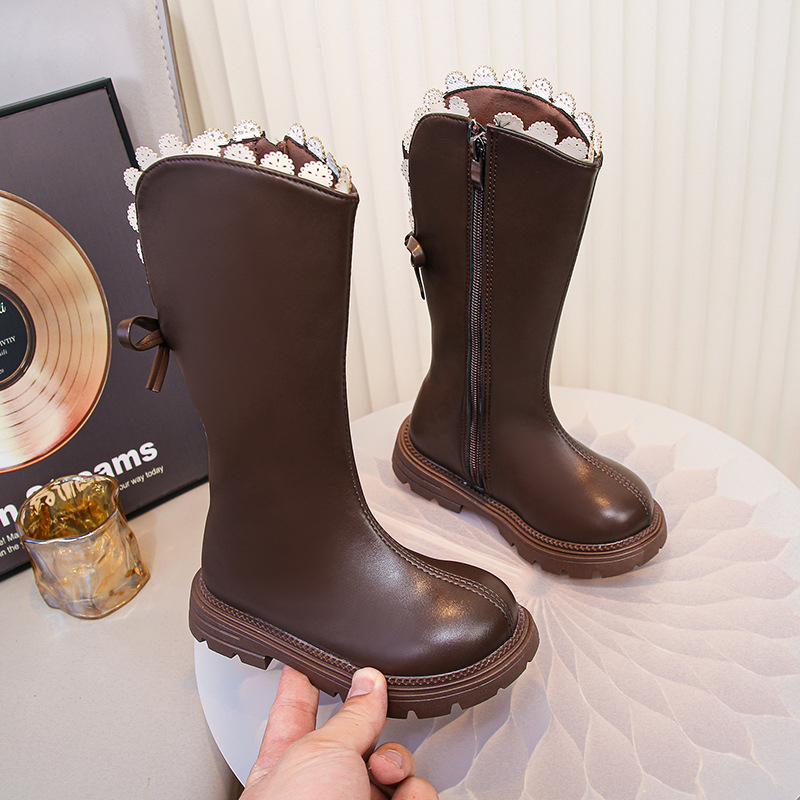 Lányoknak készült magas szárú divatbakancs, műbőr felsőrészel, oldalsó cipzár, gumírozott talp