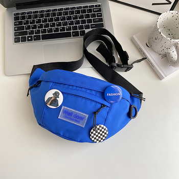 Nylon torbica u uličnoj modi sa zatvaračem, unutarnja džep za telefon, podstava od sintetičke kože, proljeće 2023