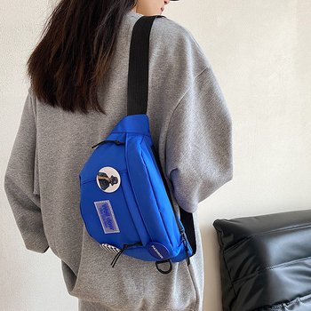 Nylon torbica u uličnoj modi sa zatvaračem, unutarnja džep za telefon, podstava od sintetičke kože, proljeće 2023