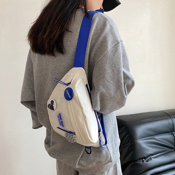 Nylon torbica u uličnoj modi sa zatvaračem, unutarnja džep za telefon, podstava od sintetičke kože, proljeće 2023