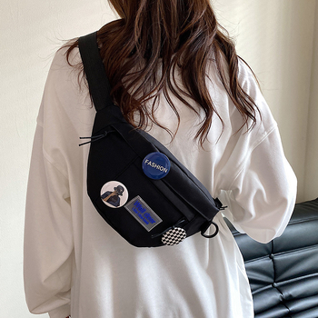 Nylon torbica u uličnoj modi sa zatvaračem, unutarnja džep za telefon, podstava od sintetičke kože, proljeće 2023