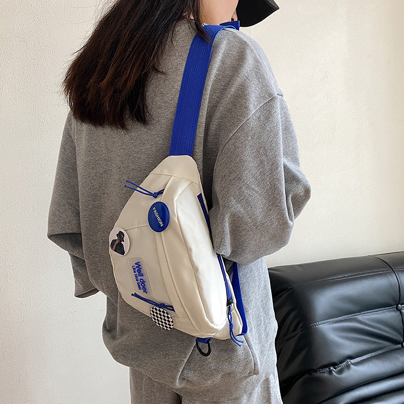 Nylon torbica u uličnoj modi sa zatvaračem, unutarnja džep za telefon, podstava od sintetičke kože, proljeće 2023