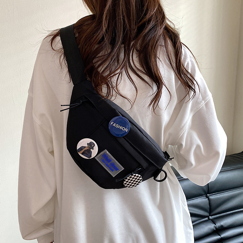 Nylon torbica u uličnoj modi sa zatvaračem, unutarnja džep za telefon, podstava od sintetičke kože, proljeće 2023