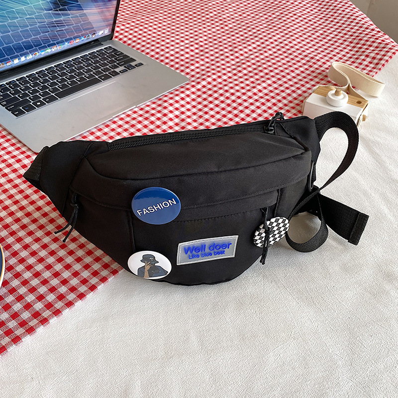 Nylon torbica u uličnoj modi sa zatvaračem, unutarnja džep za telefon, podstava od sintetičke kože, proljeće 2023