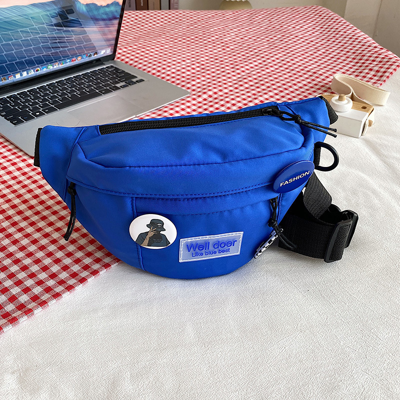 Nylon torbica u uličnoj modi sa zatvaračem, unutarnja džep za telefon, podstava od sintetičke kože, proljeće 2023