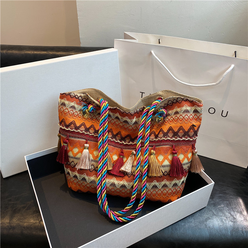 Geantă de umăr în stil etno-urban, din paie, cu fermoar, căptușeală din poliester, formă orizontală pătrată, curele duble