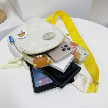 Geantă crossbody pentru fete, stil japonez, design pătrat proaspăt, geantă chest sport-casual, personalizabilă; Material: Nylon; Căptușeală: poliester; Închidere: fermoar; Formă: pătrat vertical; Bretea: una singură