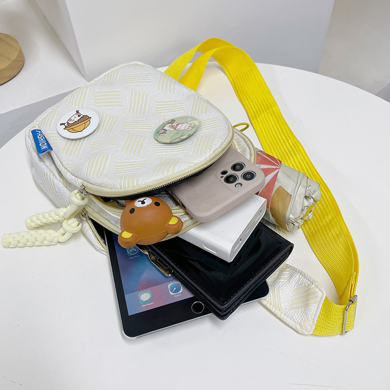 Geantă crossbody pentru fete, stil japonez, design pătrat proaspăt, geantă chest sport-casual, personalizabilă; Material: Nylon; Căptușeală: poliester; Închidere: fermoar; Formă: pătrat vertical; Bretea: una singură