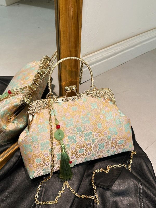 Tuoxian geantă brodată cu formă de scoică, material Oxford, închidere magnetică, compartimente interioare pentru telefon și card de identificare