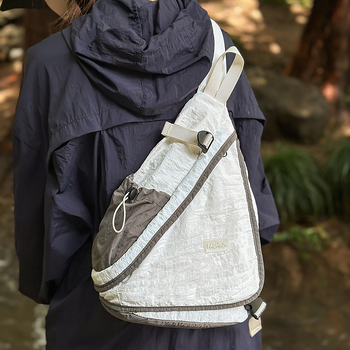Unisex vanjska crossbody torba, urban stil jednostavnosti, najlon konstrukcija, vertikalni kvadratni oblik, zatvaranje zipom