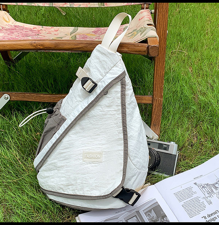 Unisex vanjska crossbody torba, urban stil jednostavnosti, najlon konstrukcija, vertikalni kvadratni oblik, zatvaranje zipom