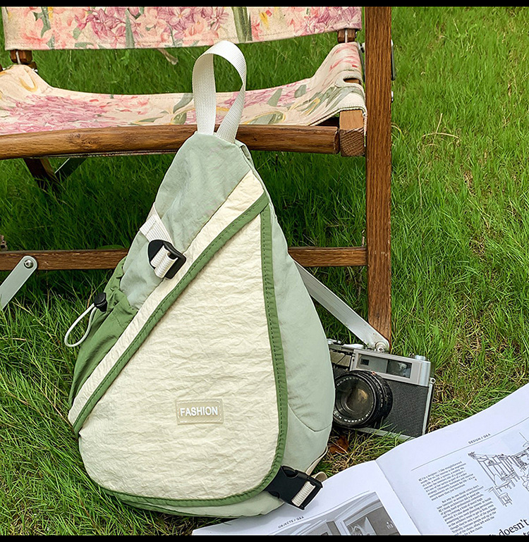 Unisex vanjska crossbody torba, urban stil jednostavnosti, najlon konstrukcija, vertikalni kvadratni oblik, zatvaranje zipom