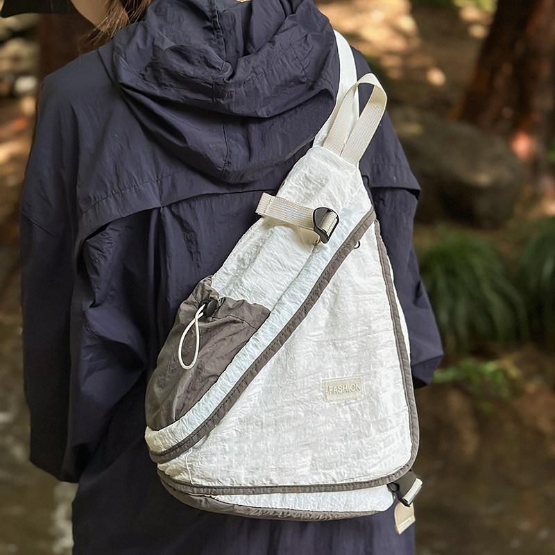 Unisex vanjska crossbody torba, urban stil jednostavnosti, najlon konstrukcija, vertikalni kvadratni oblik, zatvaranje zipom