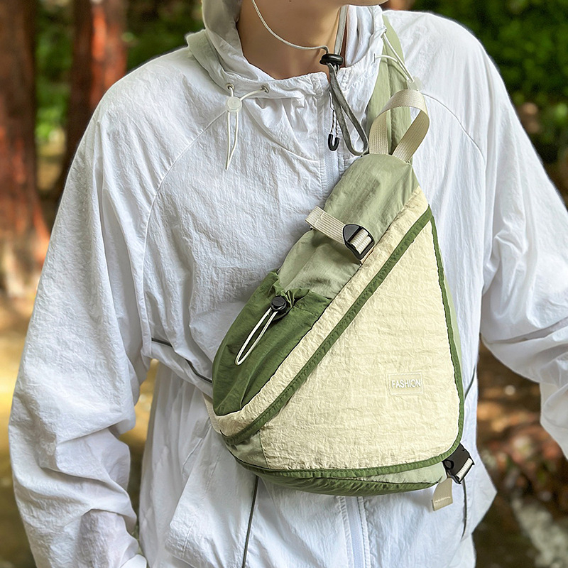 Unisex vanjska crossbody torba, urban stil jednostavnosti, najlon konstrukcija, vertikalni kvadratni oblik, zatvaranje zipom