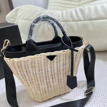 Geantă ratan cu mâner microfibra – împletită manual, în formă de evantai, stil coreean · căptușeală poliester · închidere cu fermoar · formă verticală pătrată · buzunar interior cu fermoar tip sandviș · utilizare zilnică