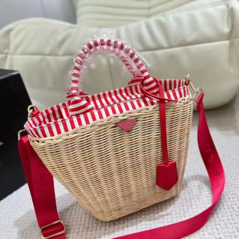 Geantă ratan cu mâner microfibra – împletită manual, în formă de evantai, stil coreean · căptușeală poliester · închidere cu fermoar · formă verticală pătrată · buzunar interior cu fermoar tip sandviș · utilizare zilnică