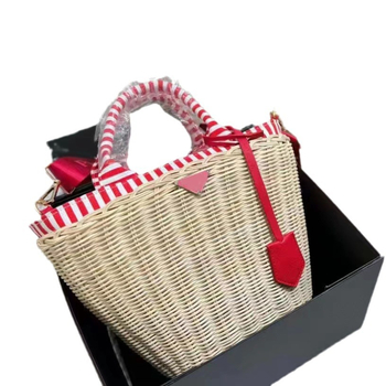 Geantă ratan cu mâner microfibra – împletită manual, în formă de evantai, stil coreean · căptușeală poliester · închidere cu fermoar · formă verticală pătrată · buzunar interior cu fermoar tip sandviș · utilizare zilnică