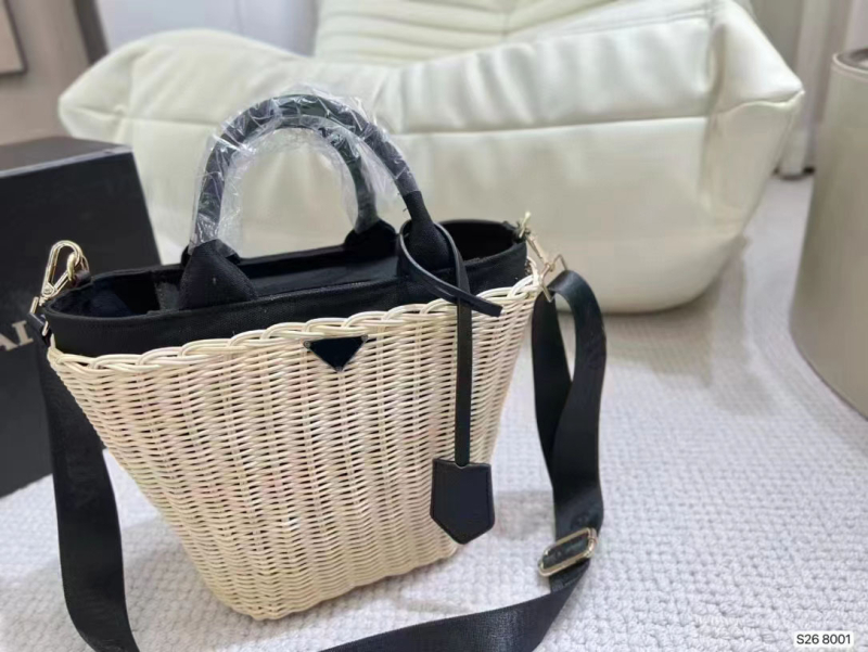 Geantă ratan cu mâner microfibra – împletită manual, în formă de evantai, stil coreean · căptușeală poliester · închidere cu fermoar · formă verticală pătrată · buzunar interior cu fermoar tip sandviș · utilizare zilnică