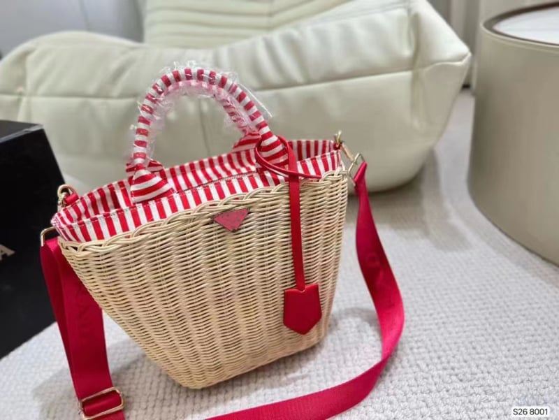 Geantă ratan cu mâner microfibra – împletită manual, în formă de evantai, stil coreean · căptușeală poliester · închidere cu fermoar · formă verticală pătrată · buzunar interior cu fermoar tip sandviș · utilizare zilnică