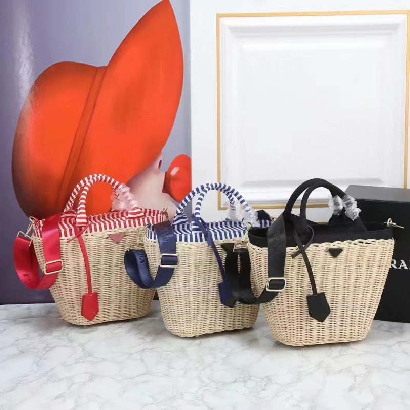 Geantă ratan cu mâner microfibra – împletită manual, în formă de evantai, stil coreean · căptușeală poliester · închidere cu fermoar · formă verticală pătrată · buzunar interior cu fermoar tip sandviș · utilizare zilnică