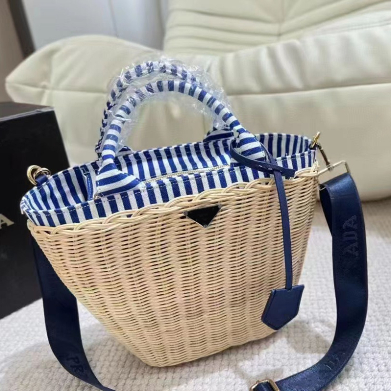 Geantă ratan cu mâner microfibra – împletită manual, în formă de evantai, stil coreean · căptușeală poliester · închidere cu fermoar · formă verticală pătrată · buzunar interior cu fermoar tip sandviș · utilizare zilnică