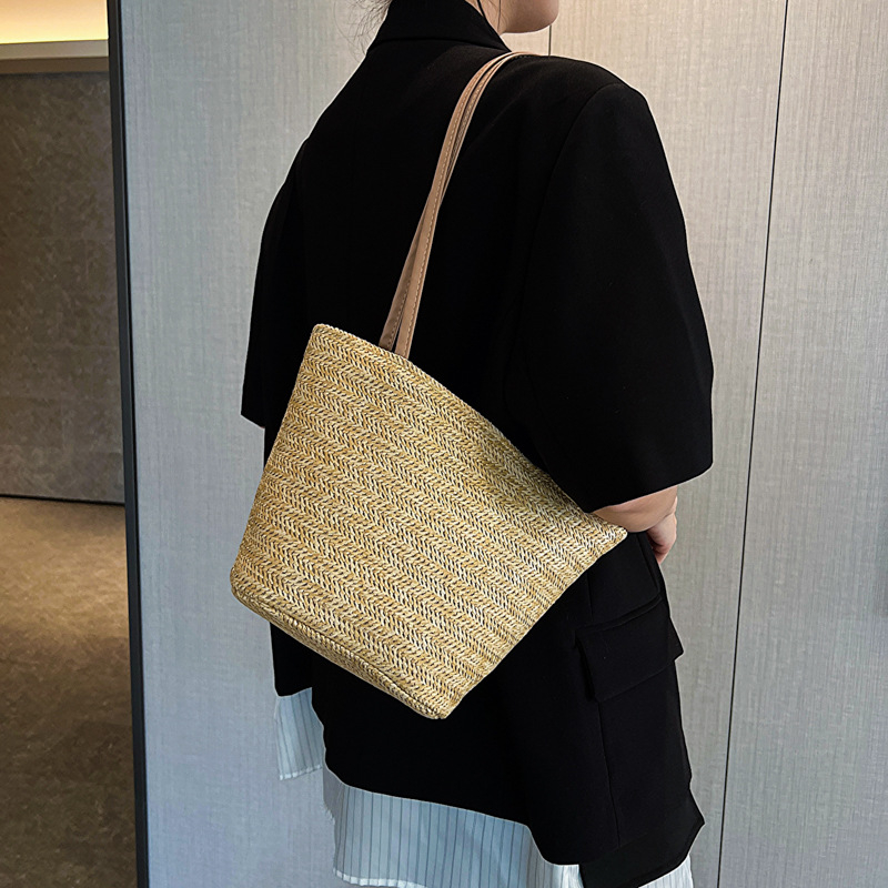 Geantă tip bucket - din paie, stil Urban Simplicity, formă găleată, primăvara 2024, căptușeală poliester