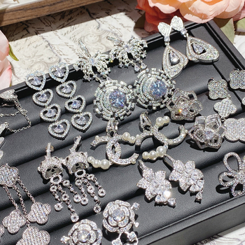 Овеци за жени — медни с инлей, златно покрити изкуствени камъни, мотиви: сърце, цвете, геометрия; животно/зодия, луксозен лек стил