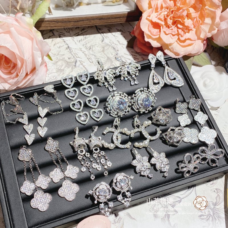 Овеци за жени — медни с инлей, златно покрити изкуствени камъни, мотиви: сърце, цвете, геометрия; животно/зодия, луксозен лек стил