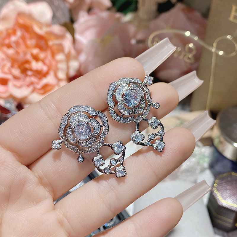 Овеци за жени — медни с инлей, златно покрити изкуствени камъни, мотиви: сърце, цвете, геометрия; животно/зодия, луксозен лек стил