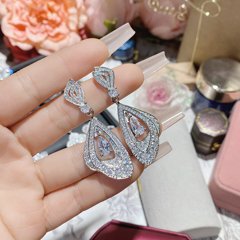 Овеци за жени — медни с инлей, златно покрити изкуствени камъни, мотиви: сърце, цвете, геометрия; животно/зодия, луксозен лек стил