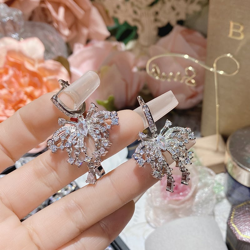 Овеци за жени — медни с инлей, златно покрити изкуствени камъни, мотиви: сърце, цвете, геометрия; животно/зодия, луксозен лек стил