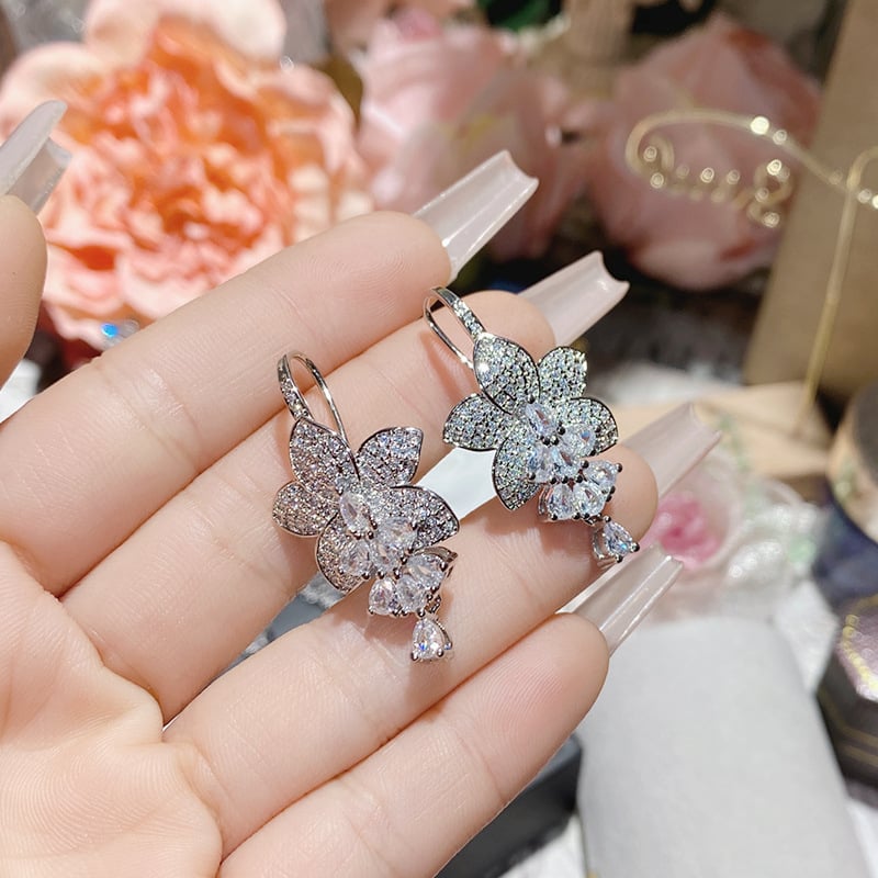 Овеци за жени — медни с инлей, златно покрити изкуствени камъни, мотиви: сърце, цвете, геометрия; животно/зодия, луксозен лек стил