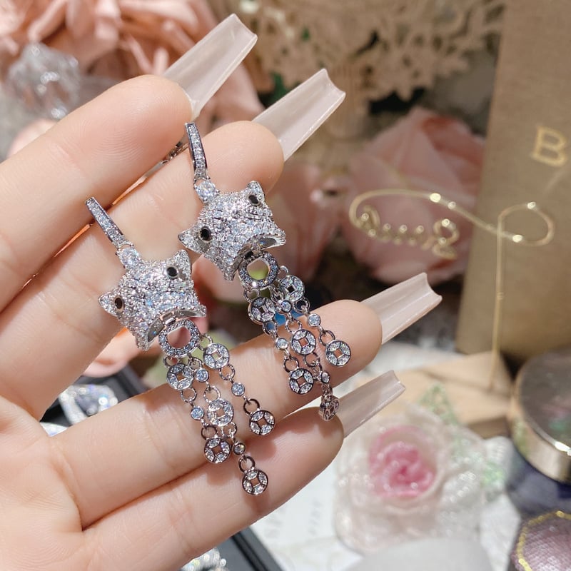 Овеци за жени — медни с инлей, златно покрити изкуствени камъни, мотиви: сърце, цвете, геометрия; животно/зодия, луксозен лек стил