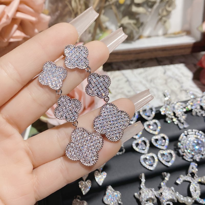 Овеци за жени — медни с инлей, златно покрити изкуствени камъни, мотиви: сърце, цвете, геометрия; животно/зодия, луксозен лек стил