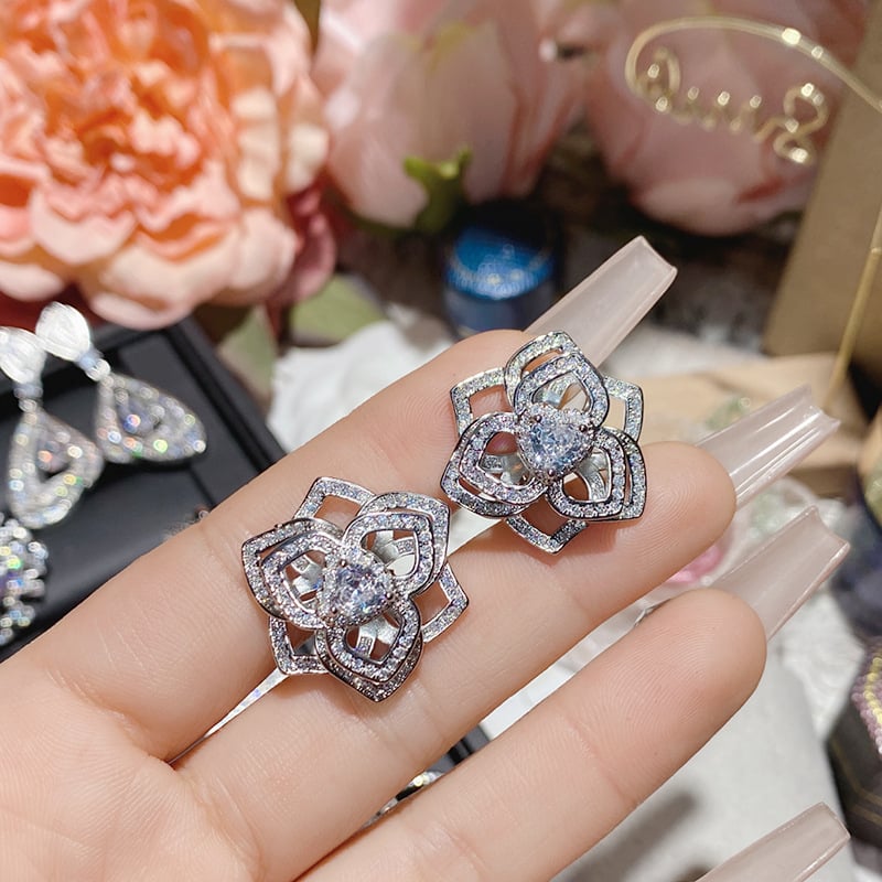 Овеци за жени — медни с инлей, златно покрити изкуствени камъни, мотиви: сърце, цвете, геометрия; животно/зодия, луксозен лек стил