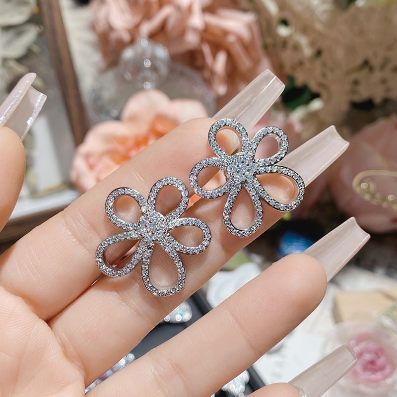 Овеци за жени — медни с инлей, златно покрити изкуствени камъни, мотиви: сърце, цвете, геометрия; животно/зодия, луксозен лек стил