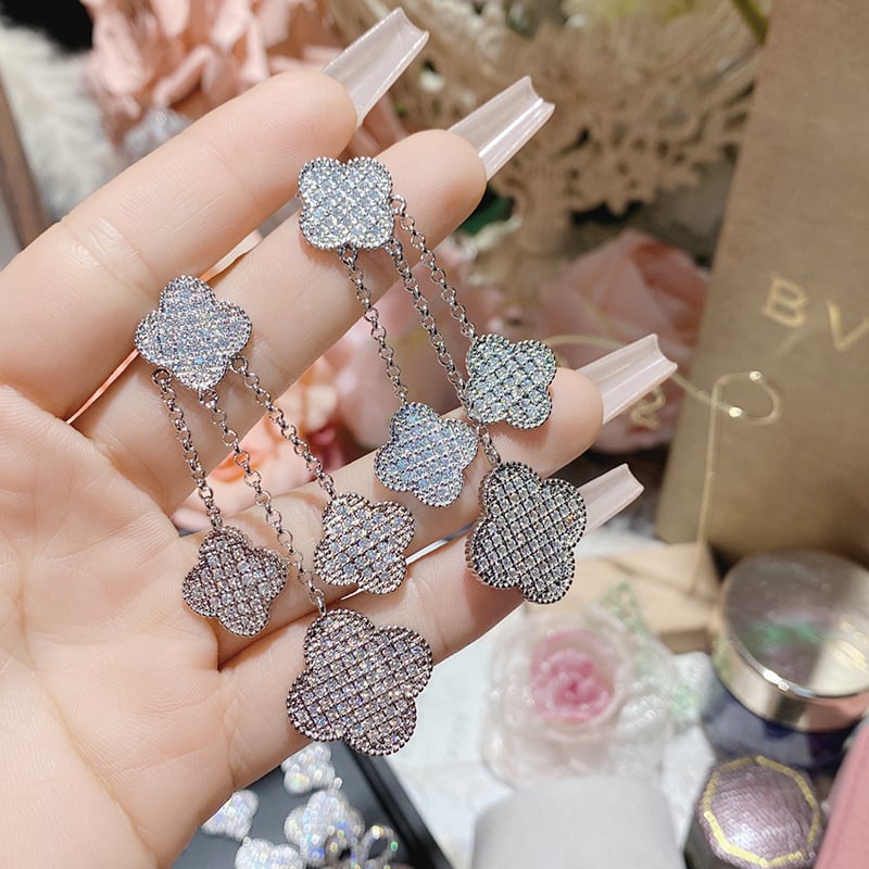 Овеци за жени — медни с инлей, златно покрити изкуствени камъни, мотиви: сърце, цвете, геометрия; животно/зодия, луксозен лек стил