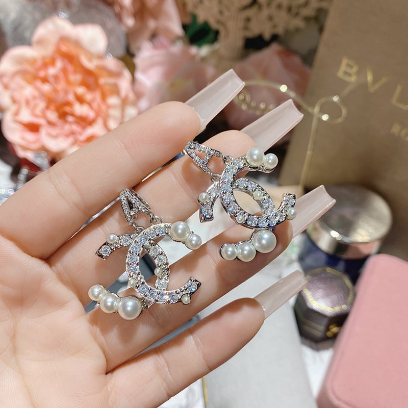 Овеци за жени — медни с инлей, златно покрити изкуствени камъни, мотиви: сърце, цвете, геометрия; животно/зодия, луксозен лек стил