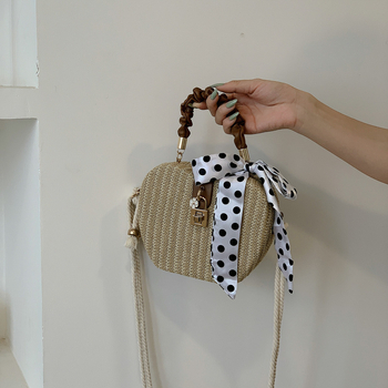 Crossbody torba od slame s oblikom jabuke, pleteni uzorak, zatvarač i detalj svilenog šala, unutarnji džepovi za telefon i identifikacijsku karticu, jedna naramenica, trodimenzionalna silueta