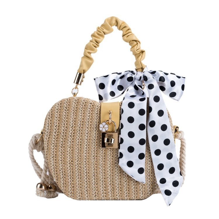 Crossbody torba od slame s oblikom jabuke, pleteni uzorak, zatvarač i detalj svilenog šala, unutarnji džepovi za telefon i identifikacijsku karticu, jedna naramenica, trodimenzionalna silueta