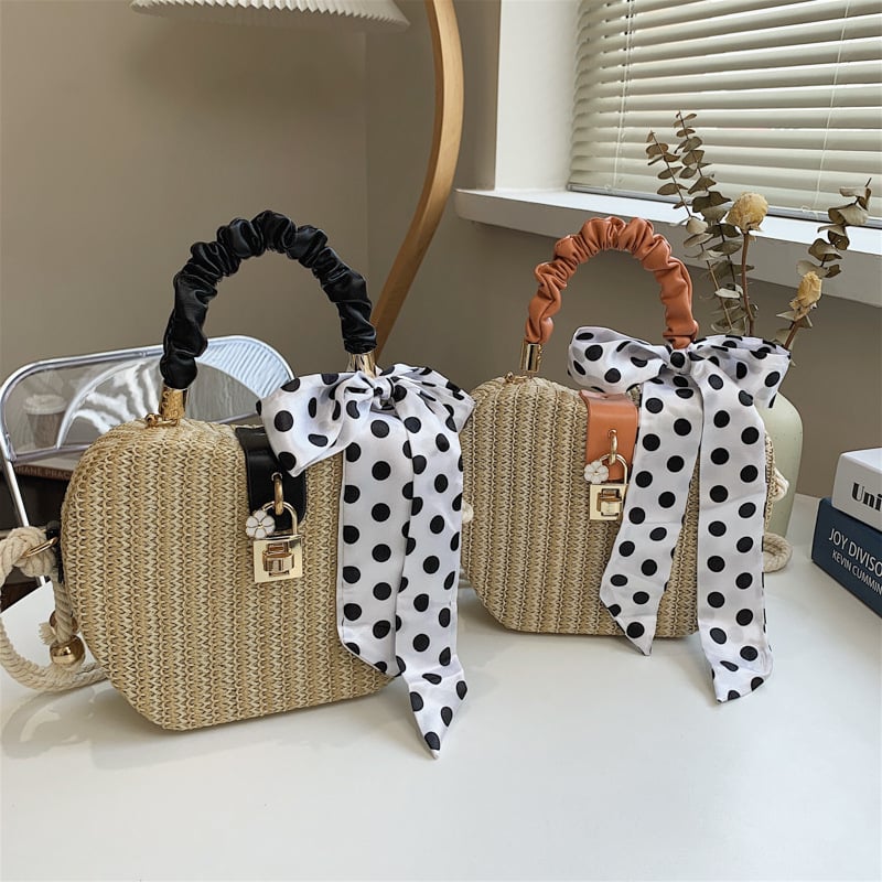Crossbody torba od slame s oblikom jabuke, pleteni uzorak, zatvarač i detalj svilenog šala, unutarnji džepovi za telefon i identifikacijsku karticu, jedna naramenica, trodimenzionalna silueta