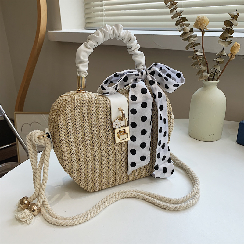 Crossbody torba od slame s oblikom jabuke, pleteni uzorak, zatvarač i detalj svilenog šala, unutarnji džepovi za telefon i identifikacijsku karticu, jedna naramenica, trodimenzionalna silueta