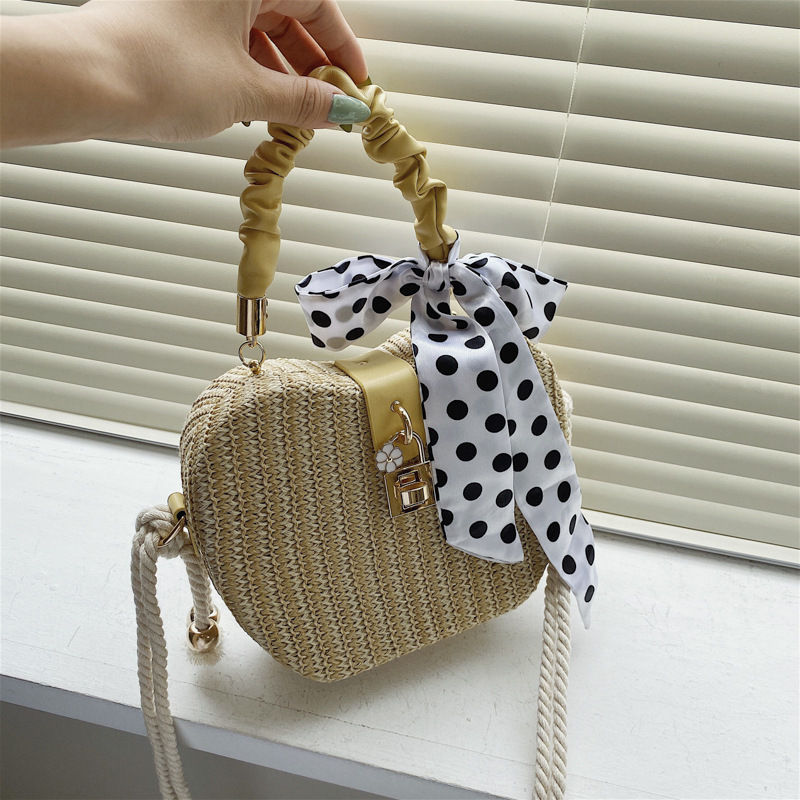 Crossbody torba od slame s oblikom jabuke, pleteni uzorak, zatvarač i detalj svilenog šala, unutarnji džepovi za telefon i identifikacijsku karticu, jedna naramenica, trodimenzionalna silueta