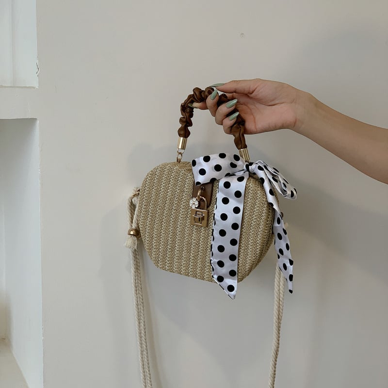 Crossbody torba od slame s oblikom jabuke, pleteni uzorak, zatvarač i detalj svilenog šala, unutarnji džepovi za telefon i identifikacijsku karticu, jedna naramenica, trodimenzionalna silueta